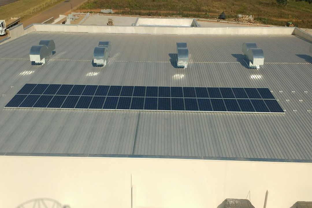 Ampliação de uma usina fotovoltaica em indústria.