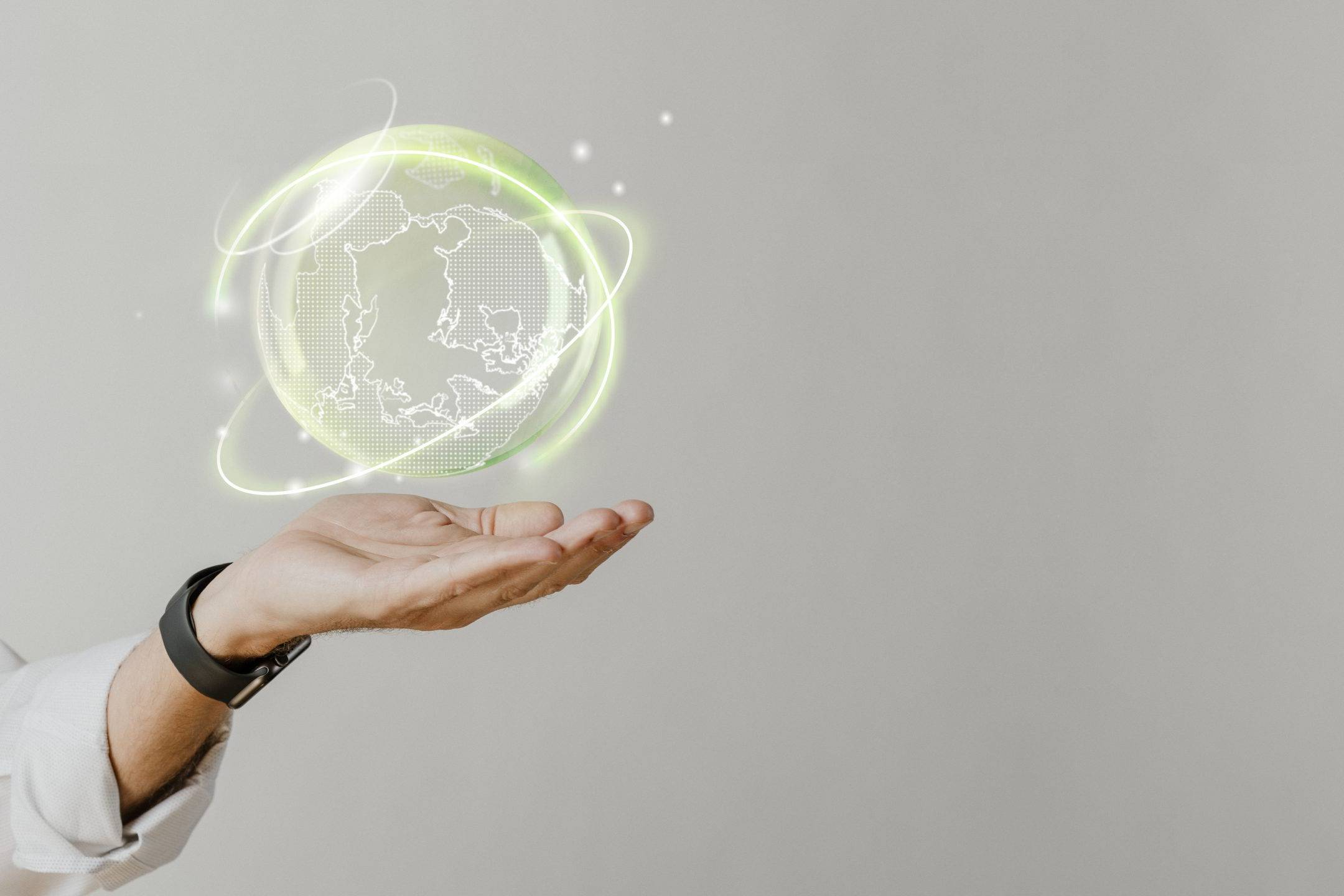 O ESG é utilizado por investidores para avaliar a sustentabilidade e ética das empresas, tornando-as mais atrativas ao adotar tais práticas.