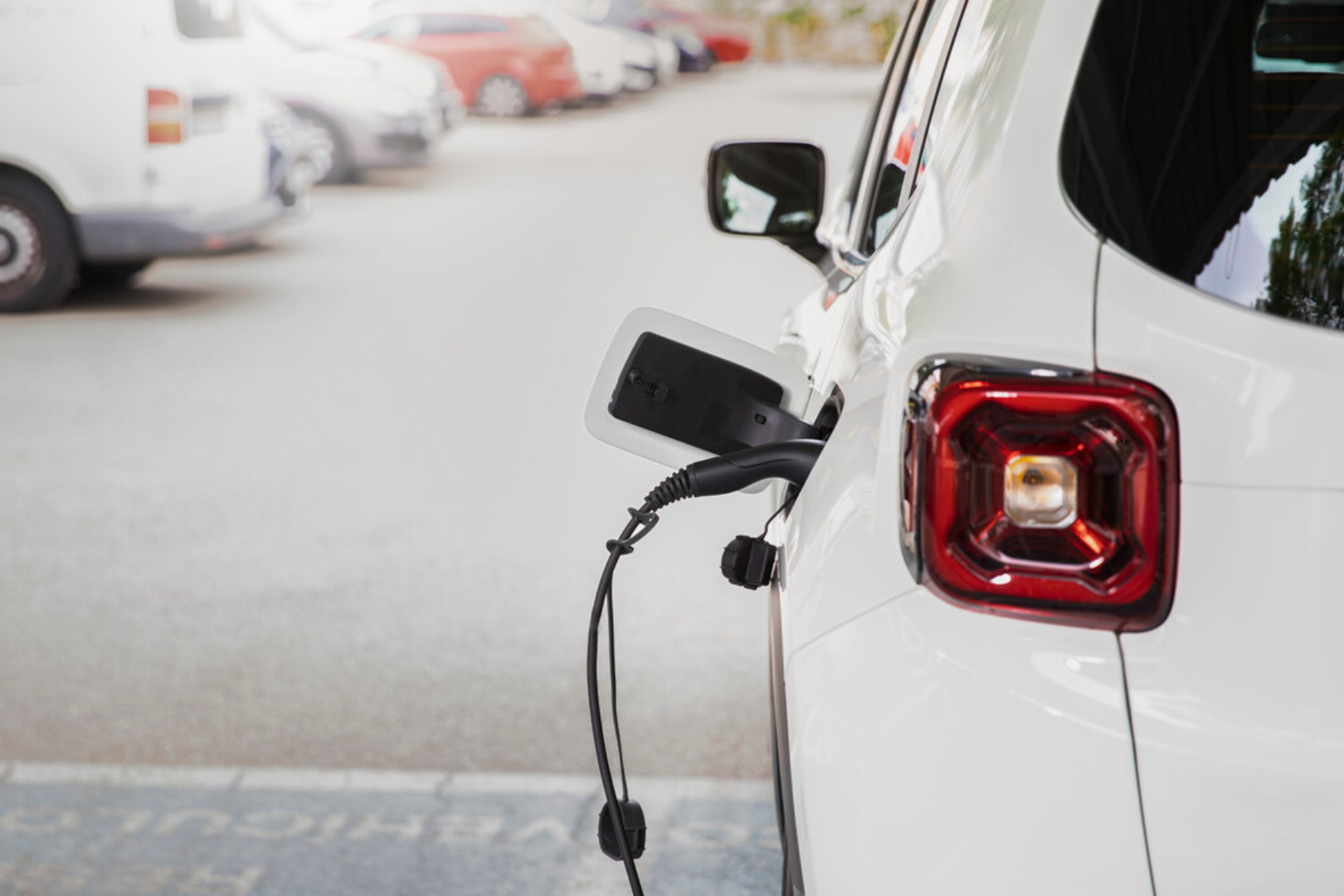 O primeiro semestre de 2024 confirma que a mobilidade elétrica no Brasil está em franca expansão. Com um crescimento elevado nas vendas por todo o país, a eletromobilidade está se consolidando como uma solução viável e sustentável para o setor automotivo.