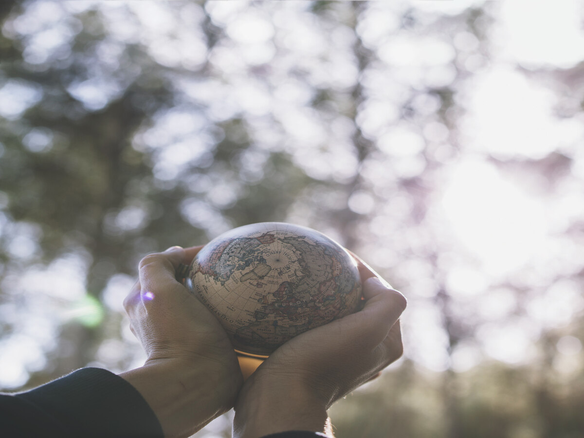 Pessoa com o mundo nas mãos para representar a discussão feita na COP29.