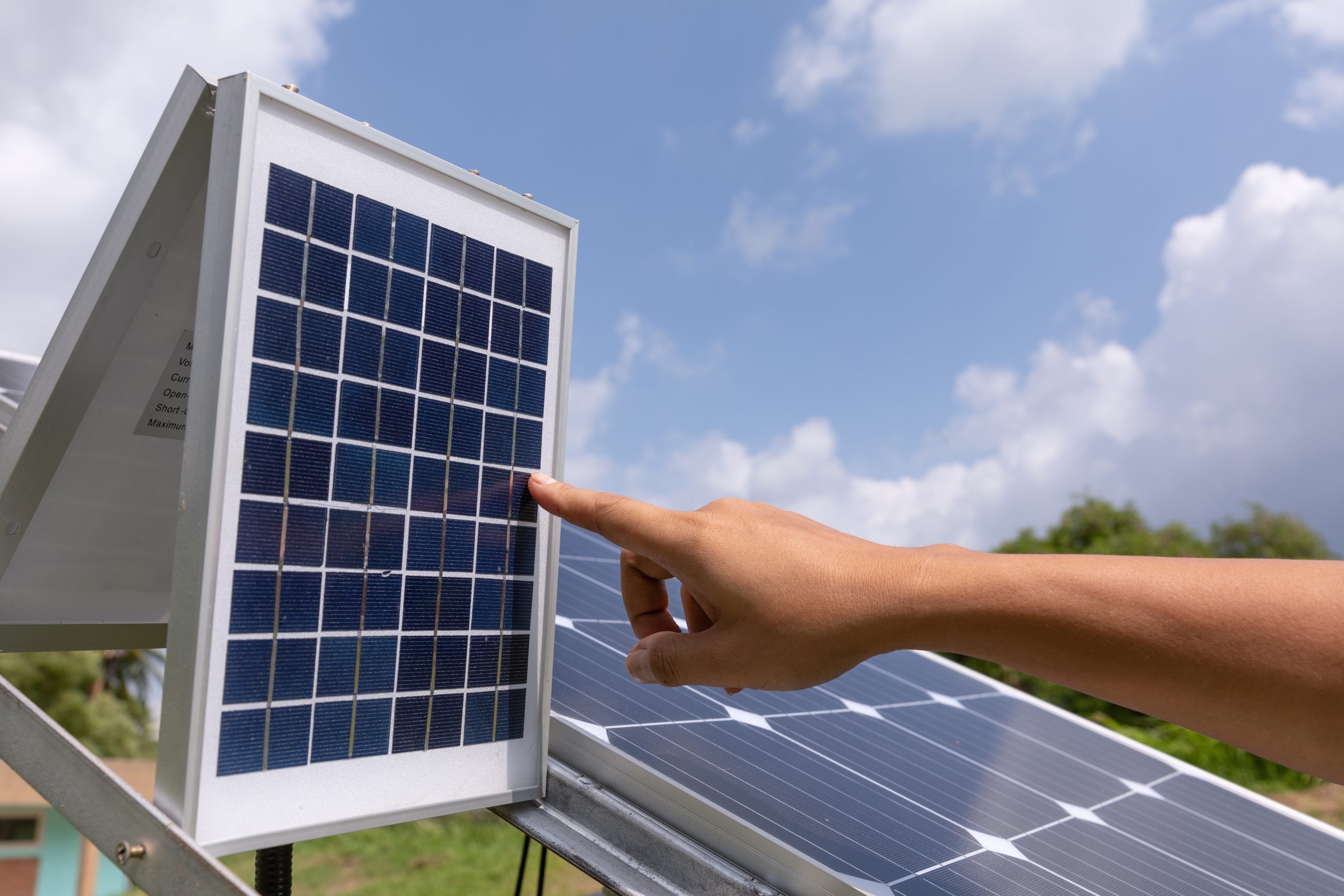Painel fotovoltaico é feito de silício.
