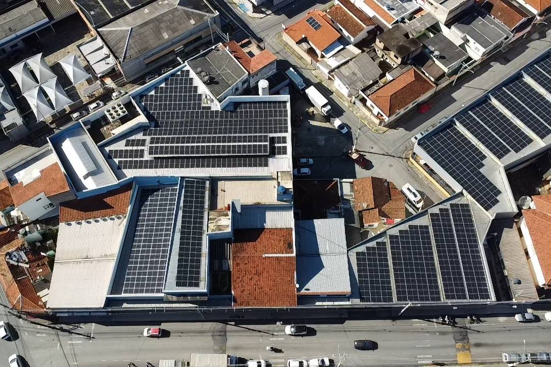 Projeto de energia solar industrial sem custos.