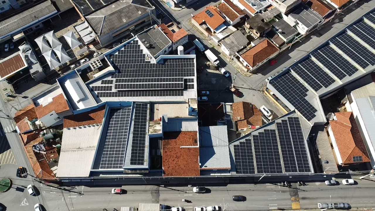 Projeto de energia solar industrial sem custos.