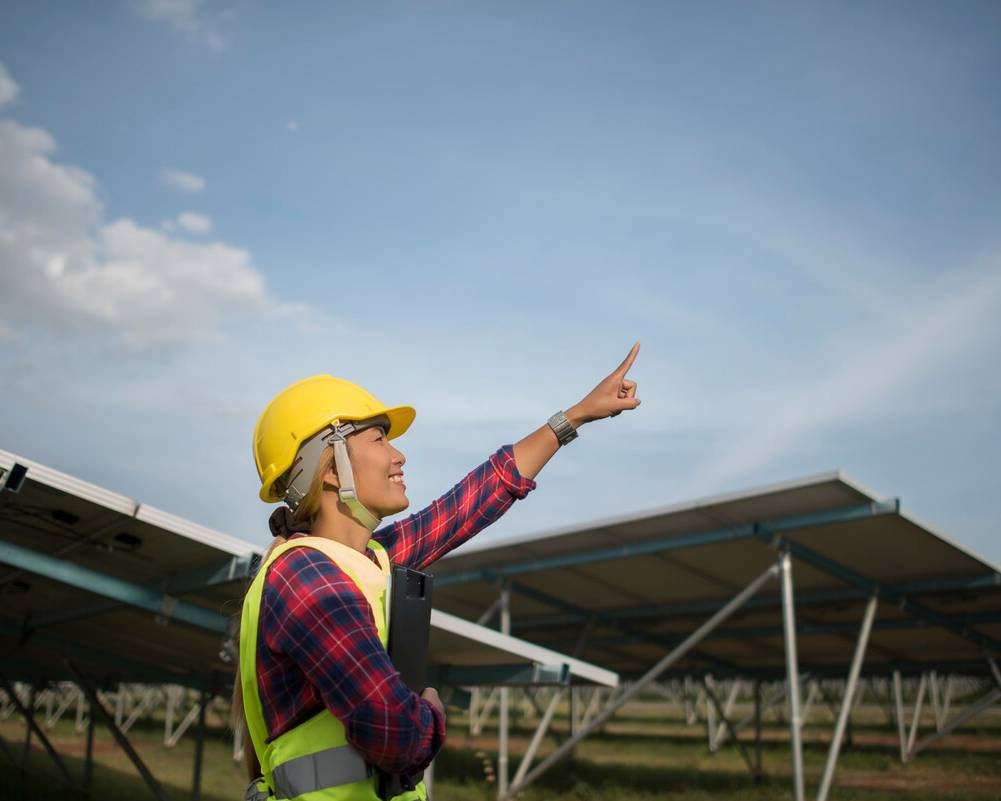 Pessoa avaliando características de uma usina fotovoltaica para estudar possível expansão de sistema solar