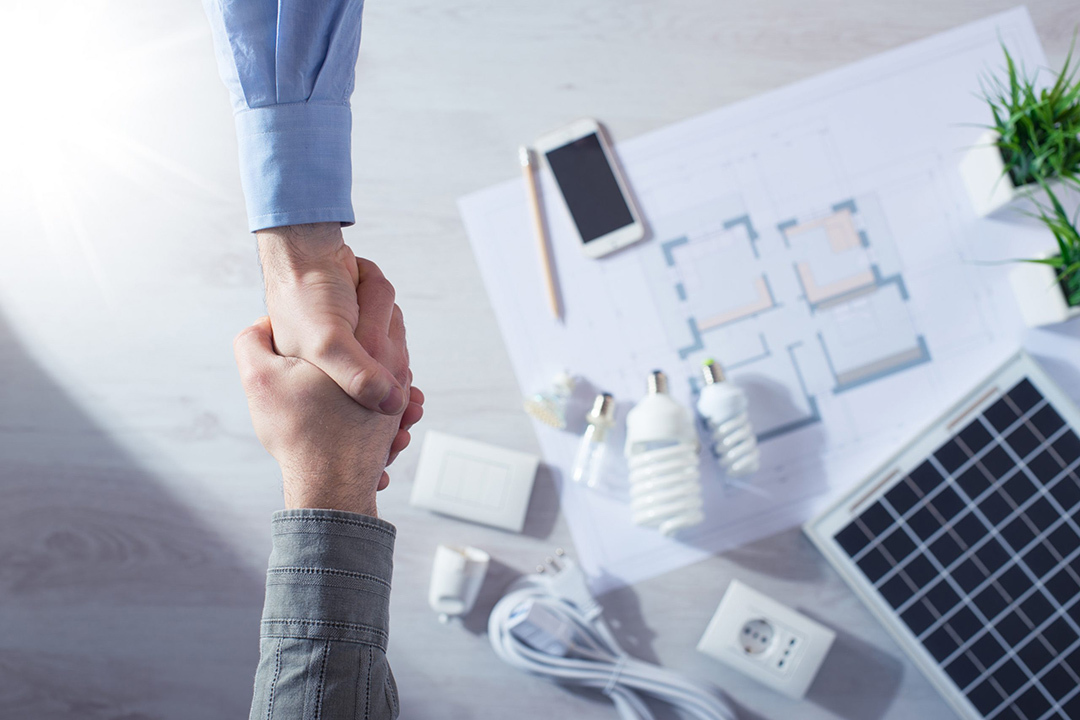 homens fechando negocio