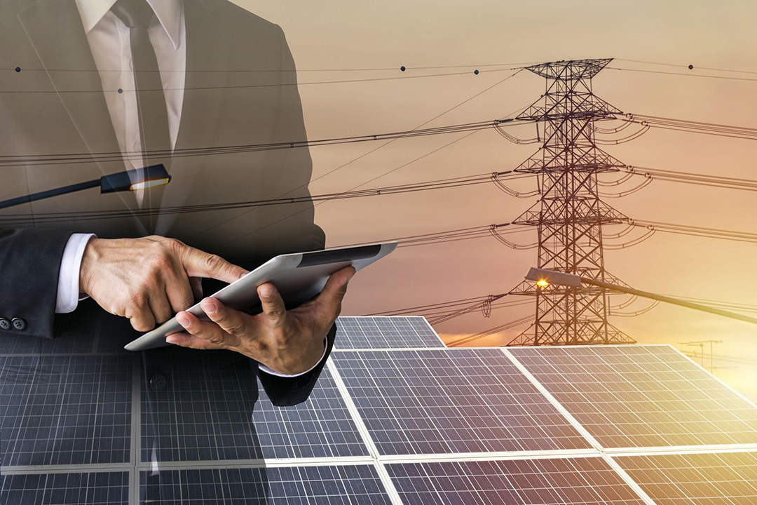 imagem de homem vendo conta de energia em uma usina de autoconsumo