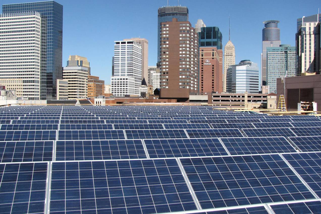 Como fica a conta de luz após a instalação de uma usina solar.