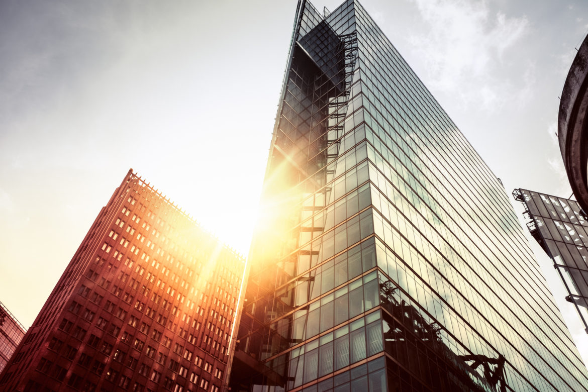 prédio refletido com claridade