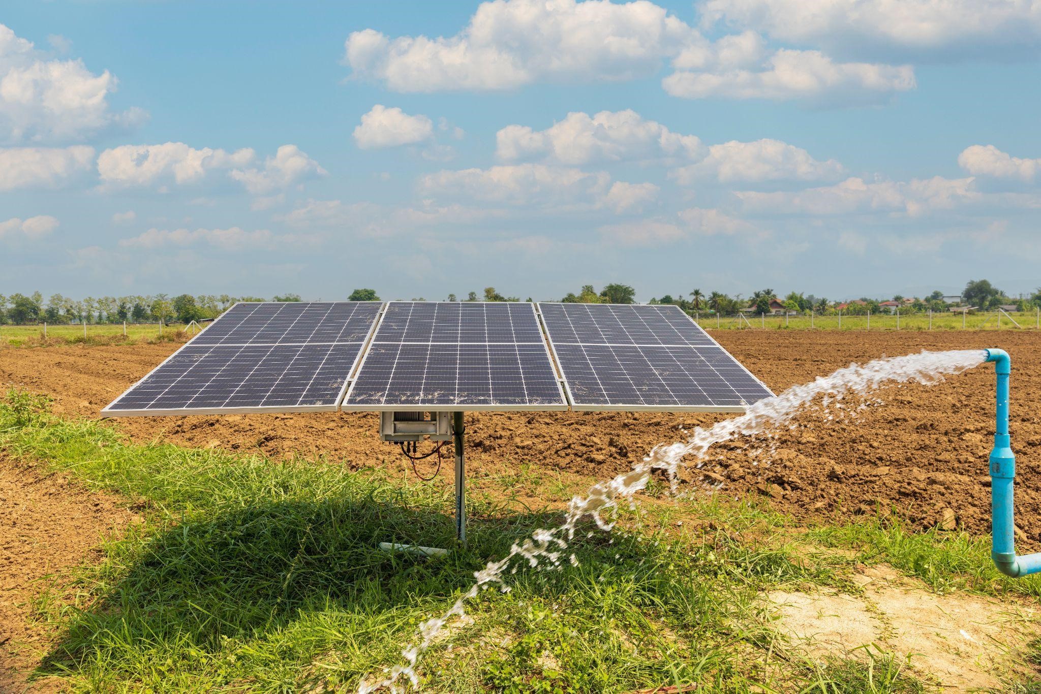 COMO-UTILIZAR-ENERGIA-SOLAR-PARA-O-BOMBEAMENTO-DE-AGUA-DA-FAZENDA