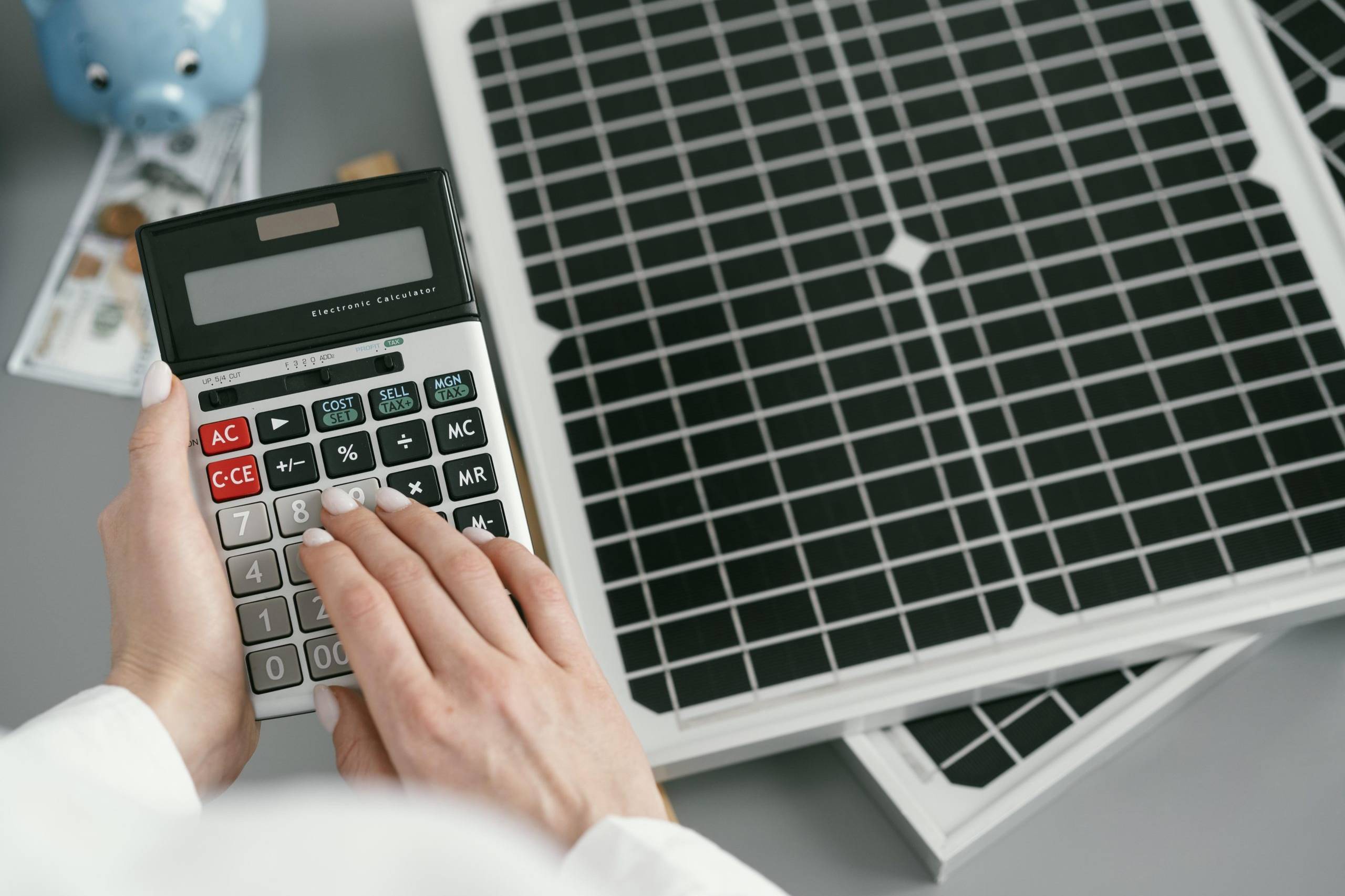 feche-a-mao-digitando-na-calculadora-scaled