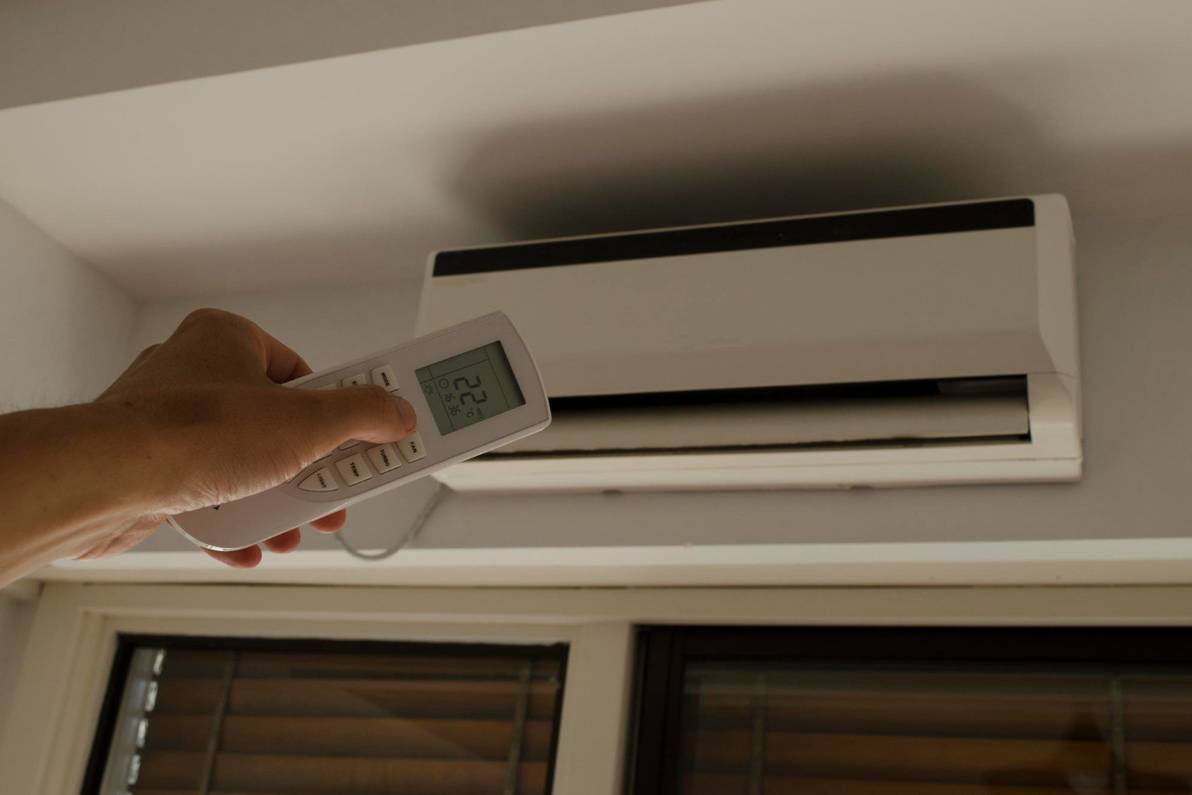 Ar-condicionado pesa na conta de luz.