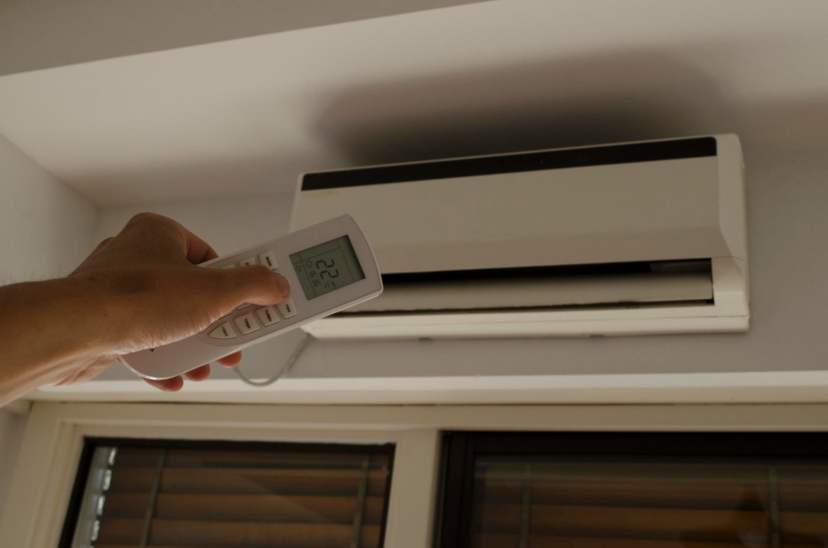 Ar-condicionado pesa na conta de luz.