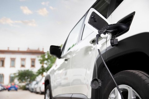 O primeiro semestre de 2024 consolidou a evolução do mercado brasileiro de eletromobilidade, dominado pelos veículos elétricos plug-in, especialmente os BEV totalmente elétricos.