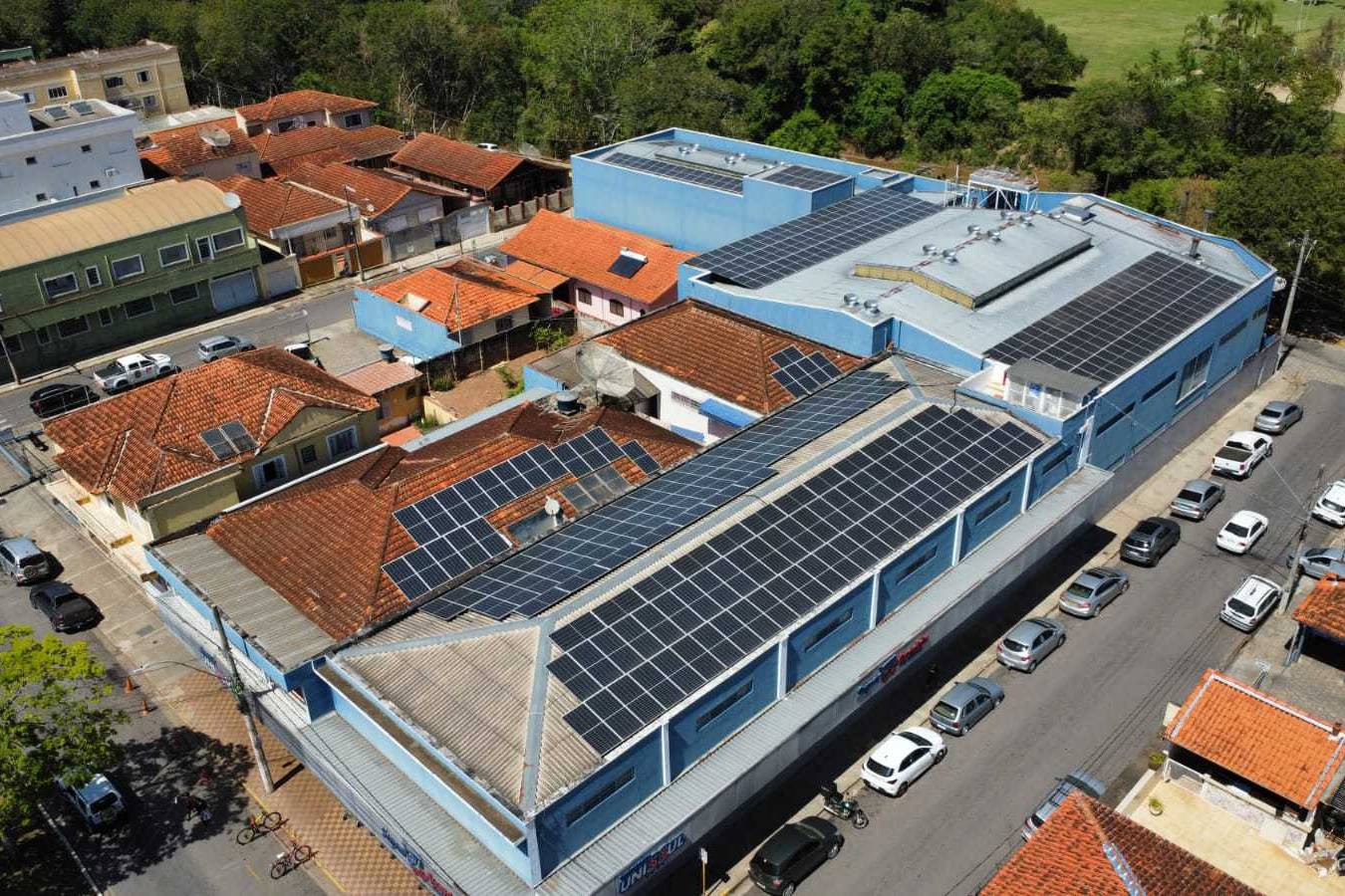 Reduzir o custo da energia na hora ponta com baterias.