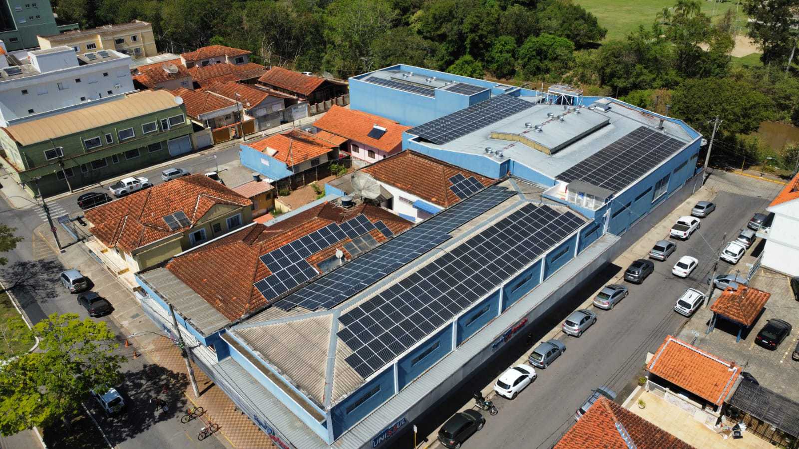Reduzir o custo da energia na hora ponta com baterias.